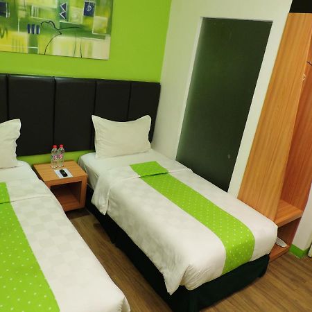 Arbor Biz Hotel Makassar Buitenkant foto