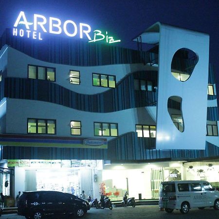 Arbor Biz Hotel Makassar Buitenkant foto