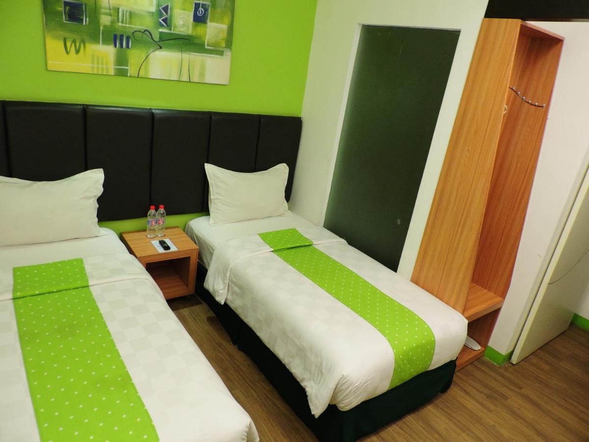 Arbor Biz Hotel Makassar Buitenkant foto