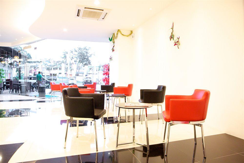 Arbor Biz Hotel Makassar Buitenkant foto