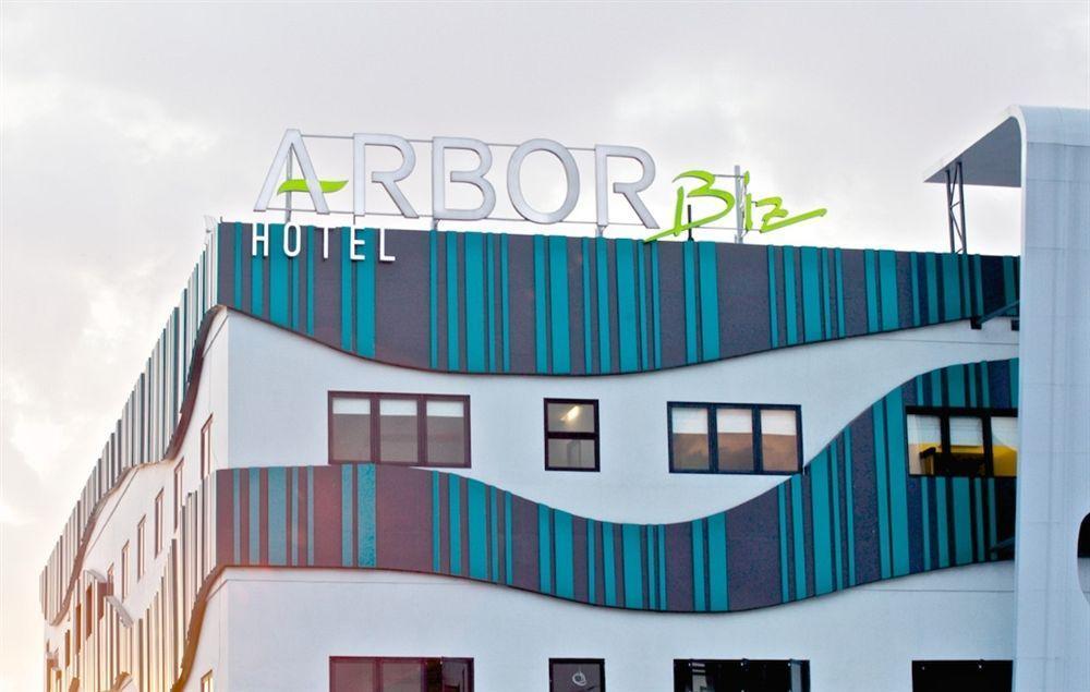Arbor Biz Hotel Makassar Buitenkant foto