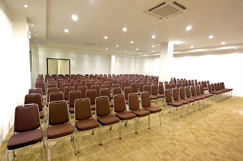 Arbor Biz Hotel Makassar Buitenkant foto