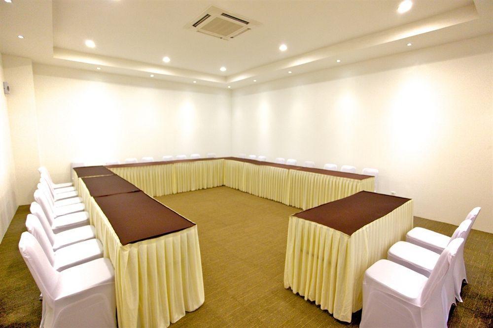 Arbor Biz Hotel Makassar Buitenkant foto