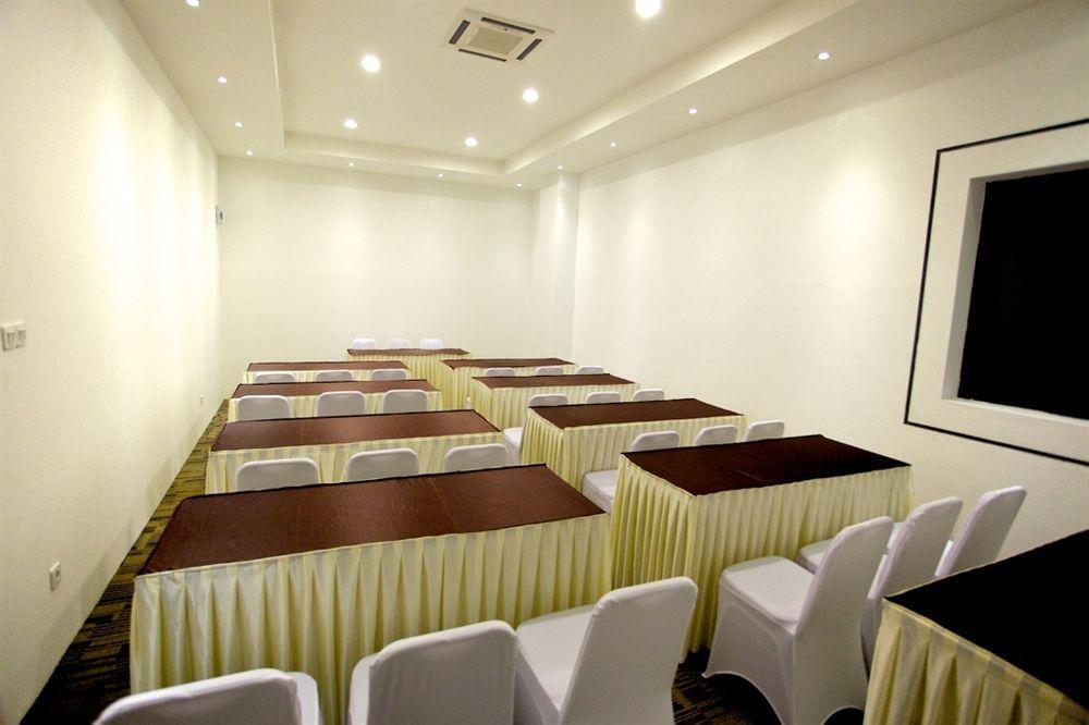Arbor Biz Hotel Makassar Buitenkant foto