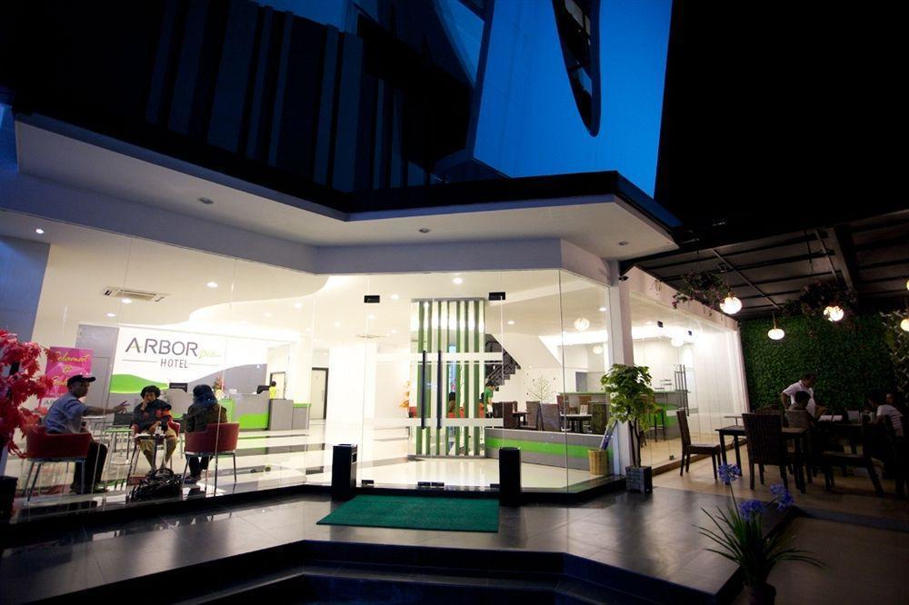 Arbor Biz Hotel Makassar Buitenkant foto