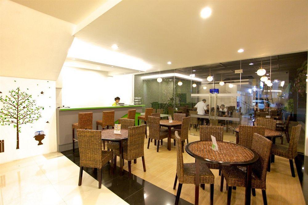 Arbor Biz Hotel Makassar Buitenkant foto