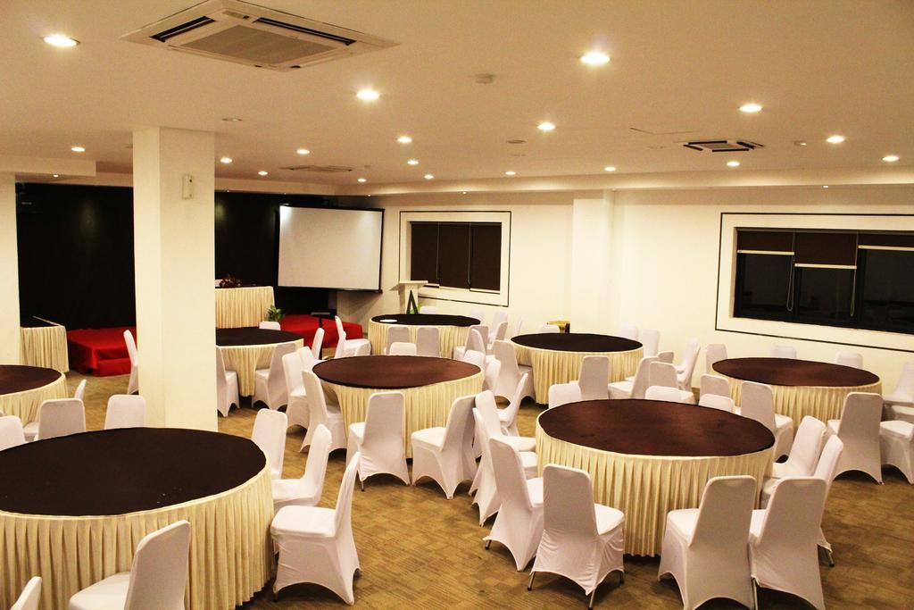 Arbor Biz Hotel Makassar Buitenkant foto