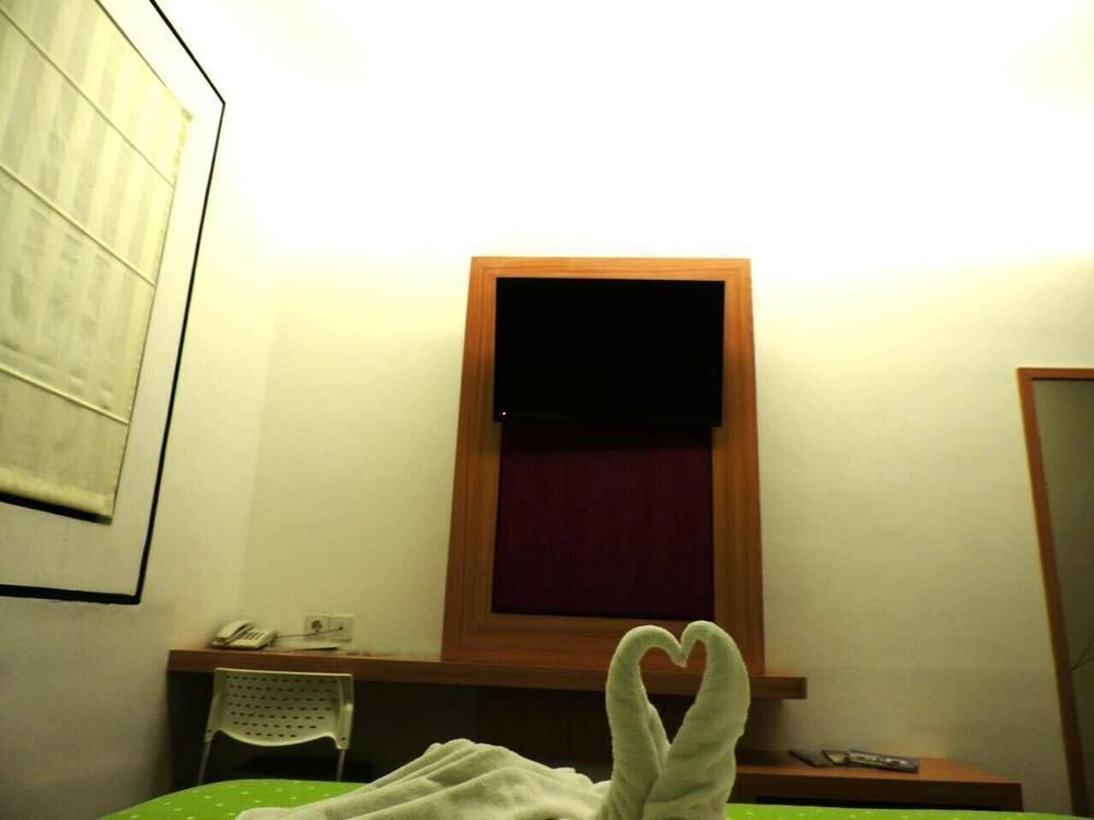 Arbor Biz Hotel Makassar Buitenkant foto