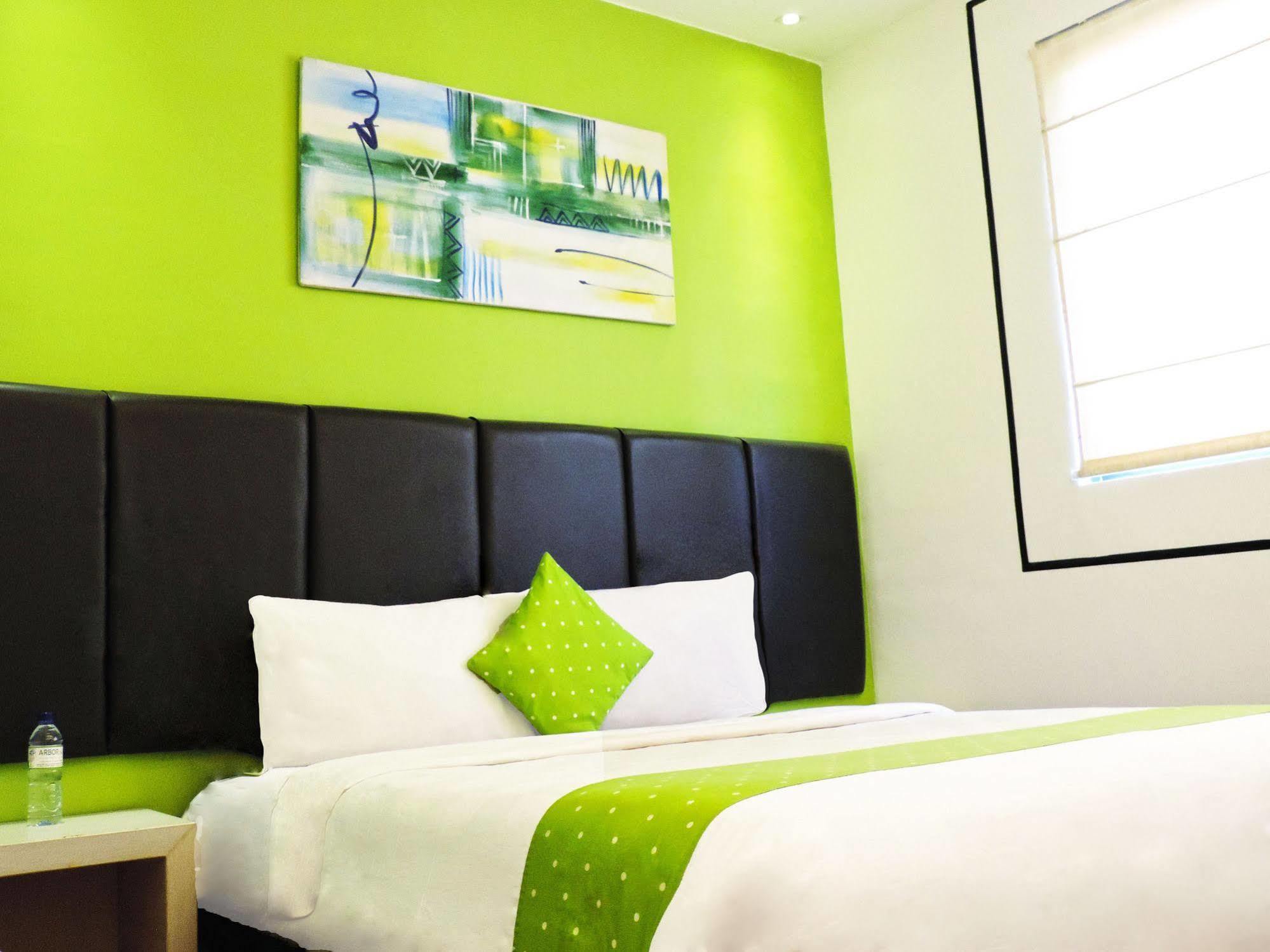 Arbor Biz Hotel Makassar Buitenkant foto