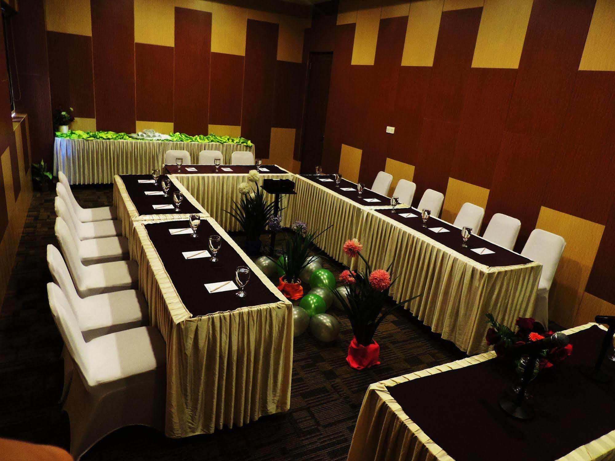 Arbor Biz Hotel Makassar Buitenkant foto