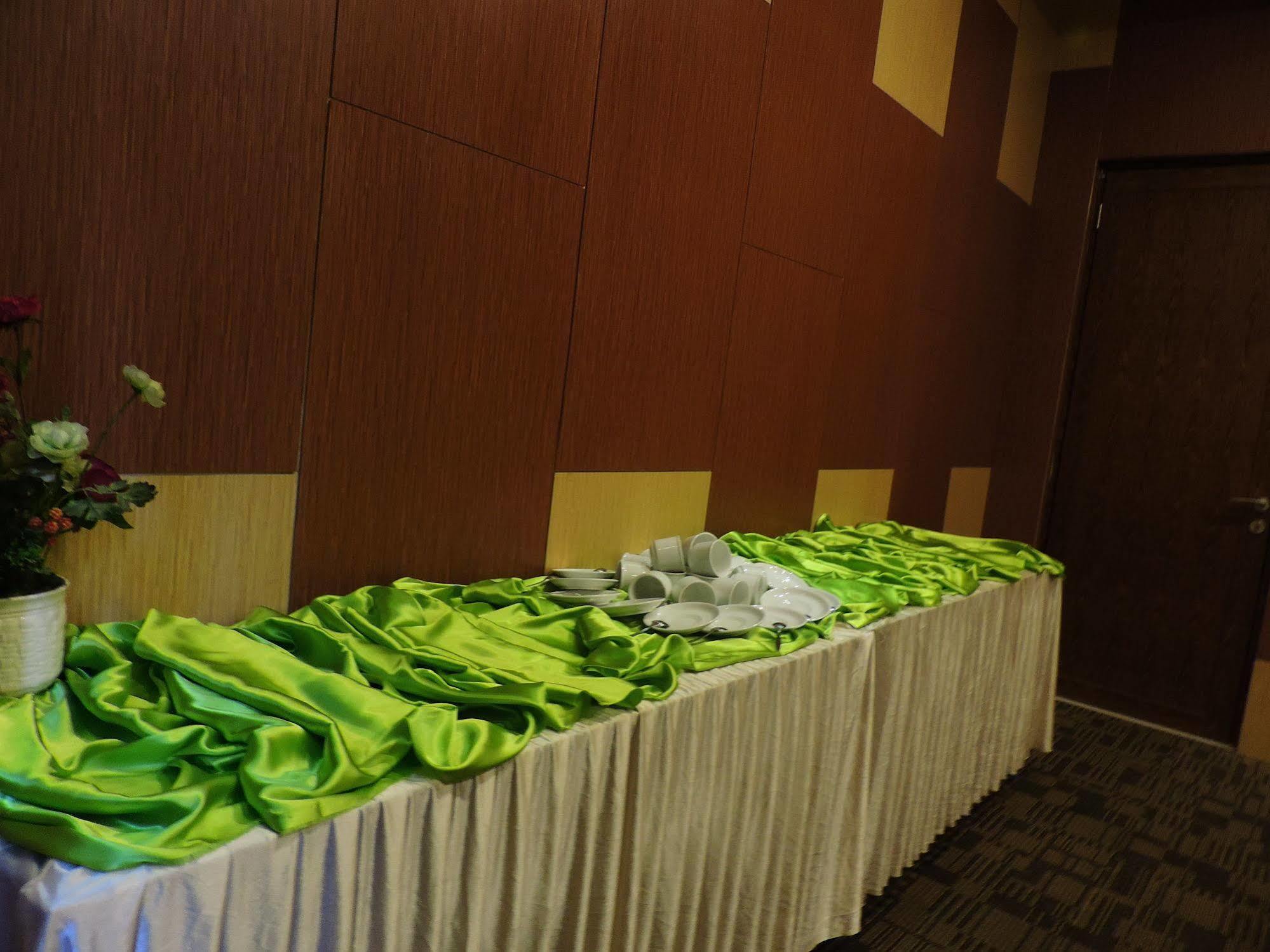 Arbor Biz Hotel Makassar Buitenkant foto
