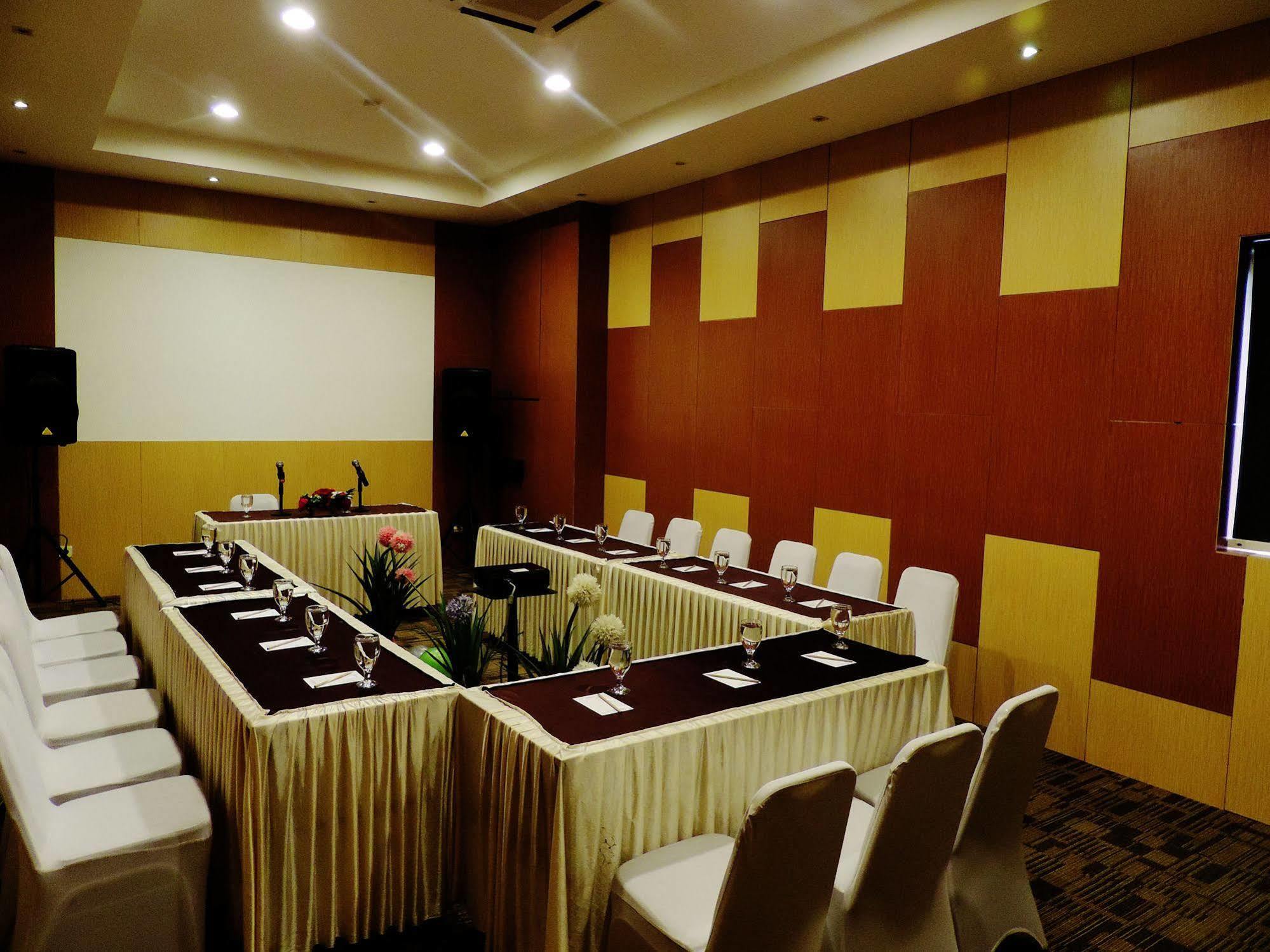 Arbor Biz Hotel Makassar Buitenkant foto