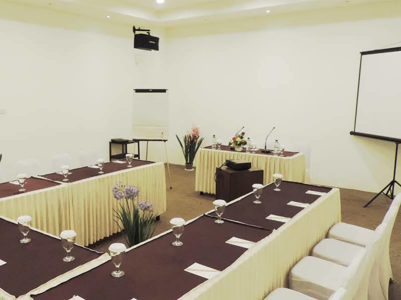 Arbor Biz Hotel Makassar Buitenkant foto