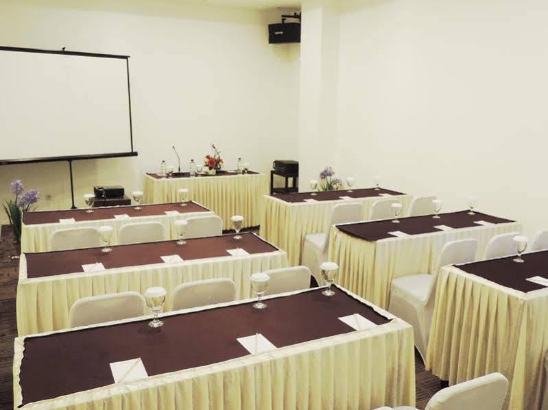 Arbor Biz Hotel Makassar Buitenkant foto