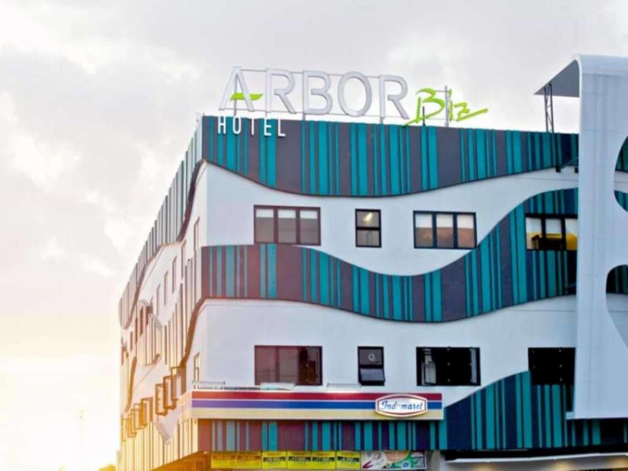 Arbor Biz Hotel Makassar Buitenkant foto