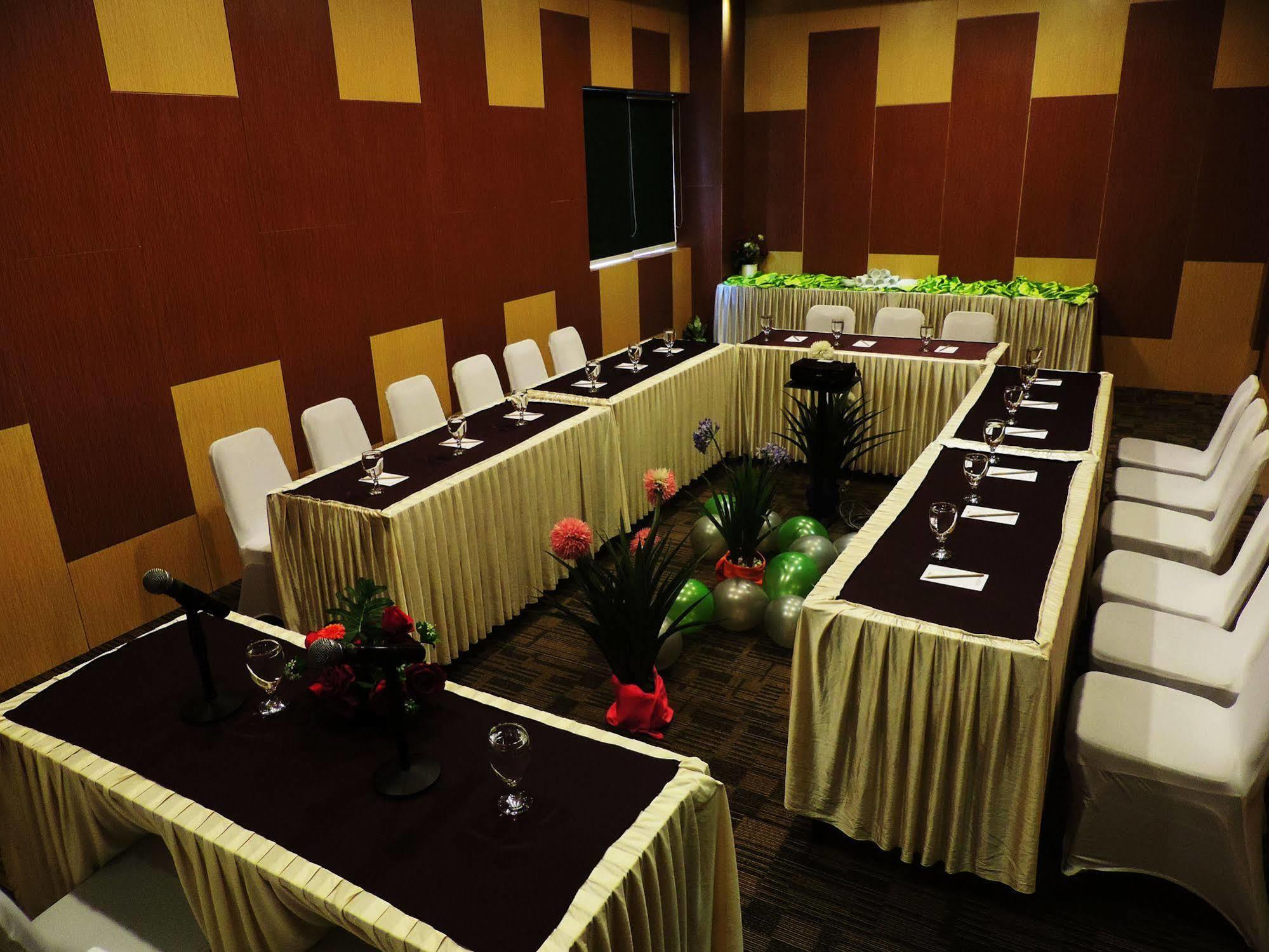 Arbor Biz Hotel Makassar Buitenkant foto