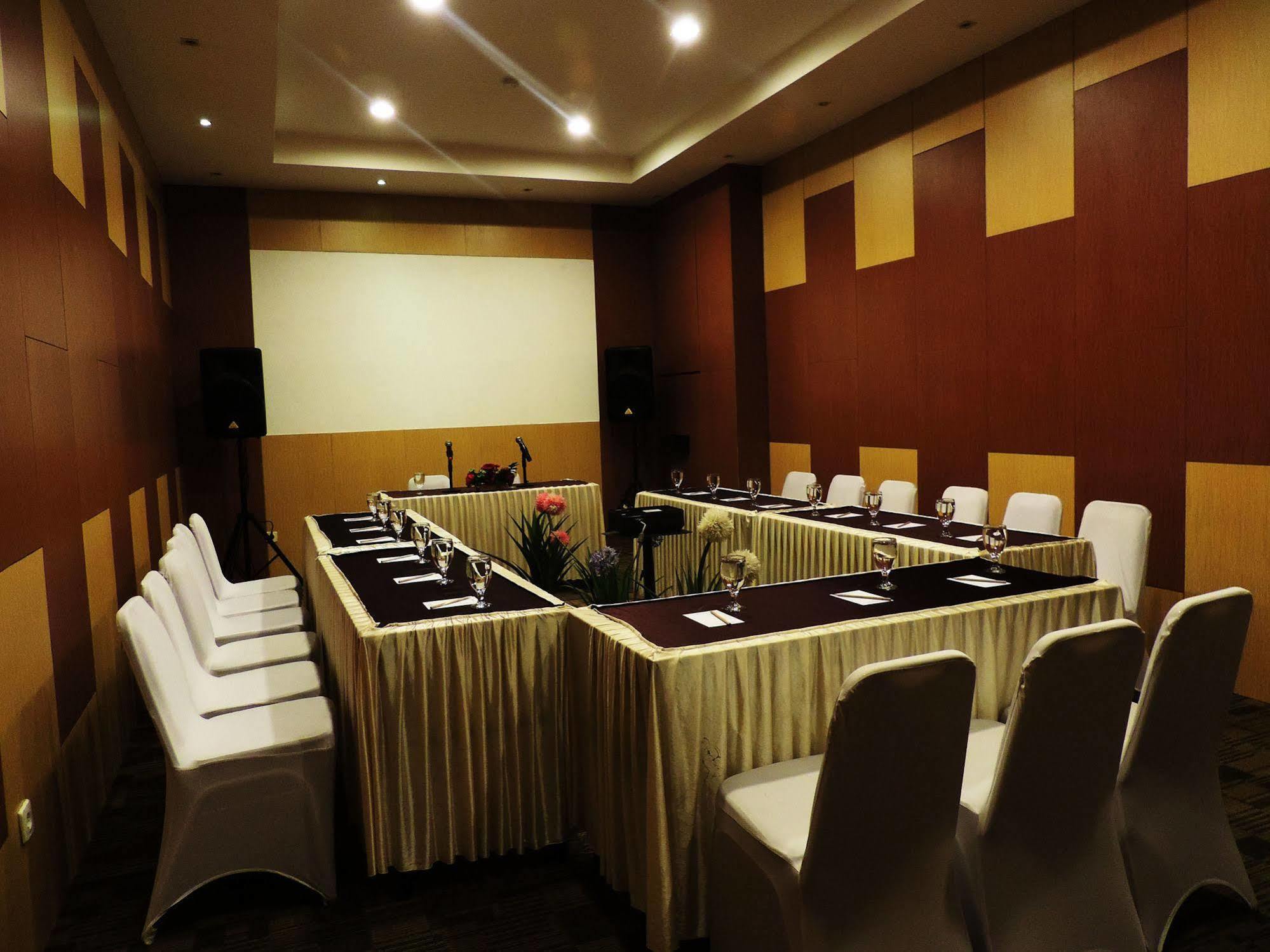 Arbor Biz Hotel Makassar Buitenkant foto