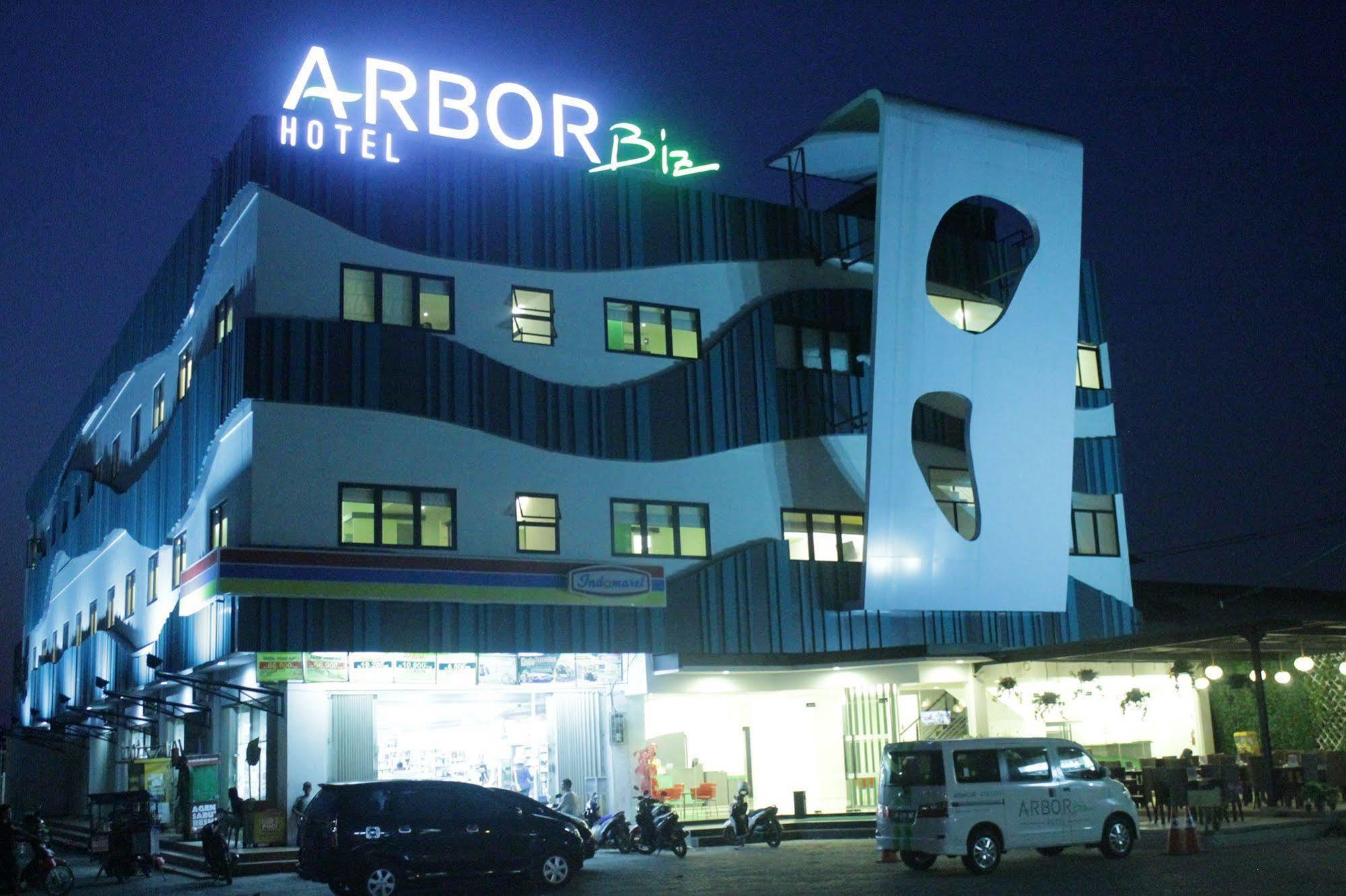Arbor Biz Hotel Makassar Buitenkant foto