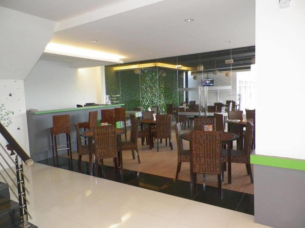 Arbor Biz Hotel Makassar Buitenkant foto