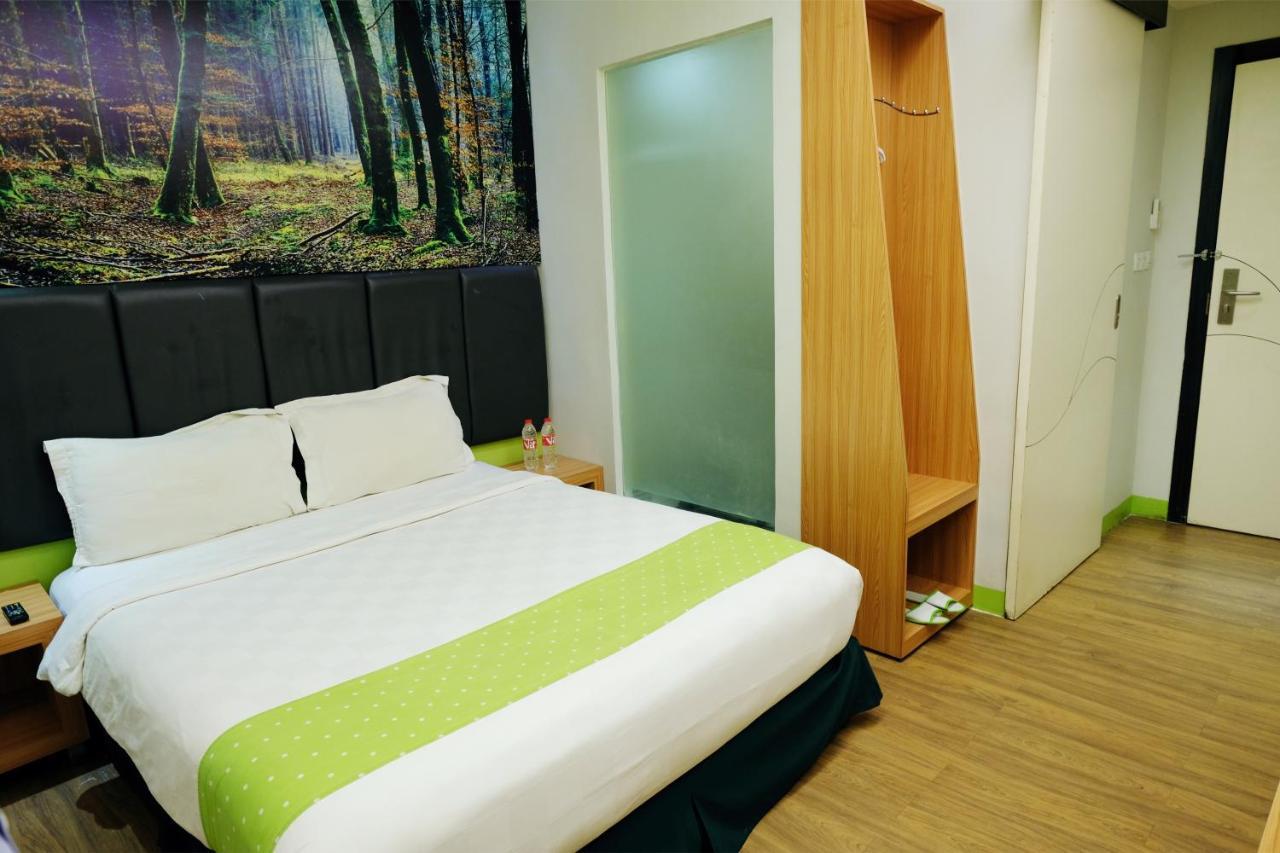 Arbor Biz Hotel Makassar Buitenkant foto