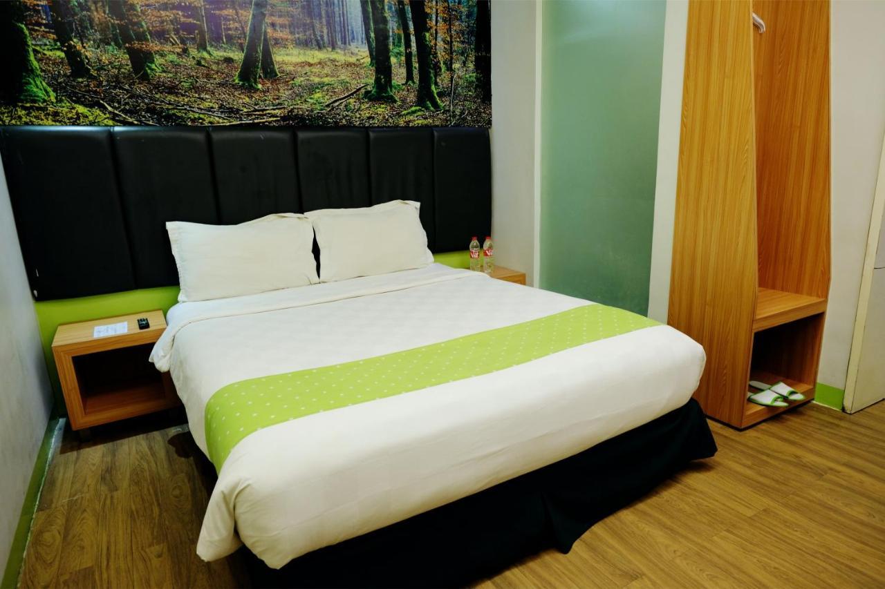 Arbor Biz Hotel Makassar Buitenkant foto