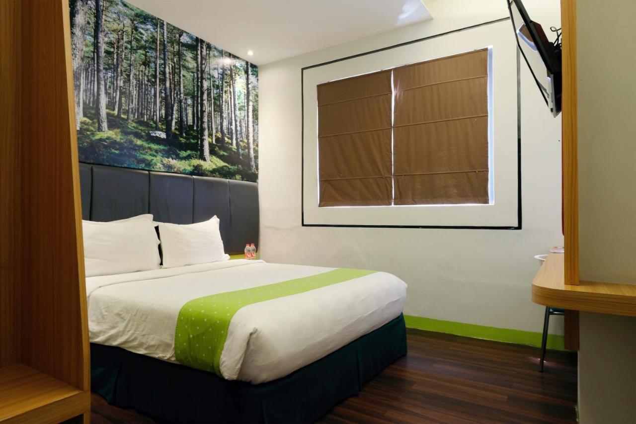 Arbor Biz Hotel Makassar Buitenkant foto
