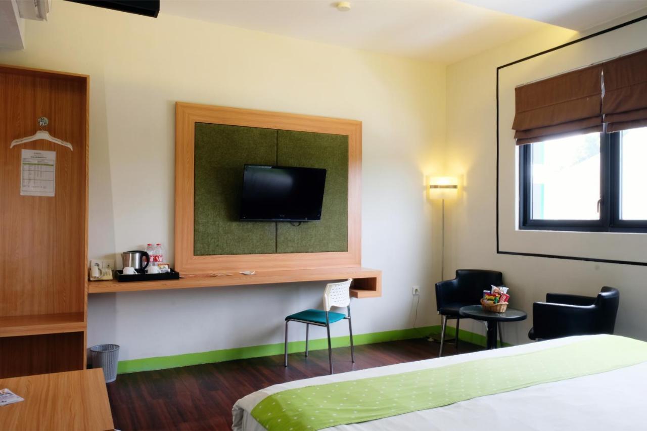 Arbor Biz Hotel Makassar Buitenkant foto