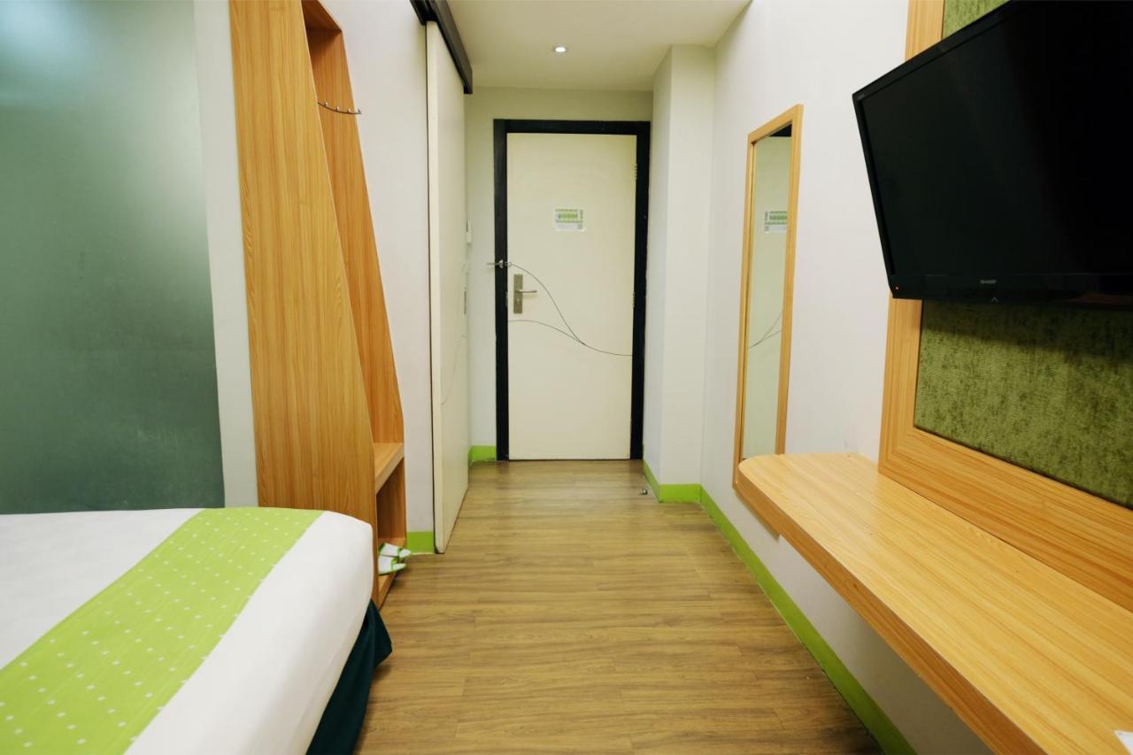 Arbor Biz Hotel Makassar Buitenkant foto