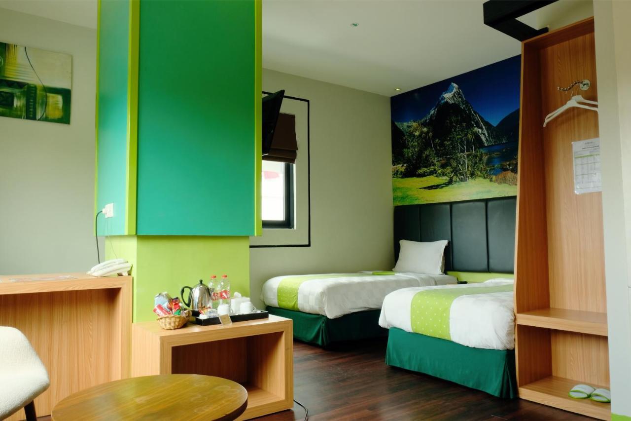 Arbor Biz Hotel Makassar Buitenkant foto
